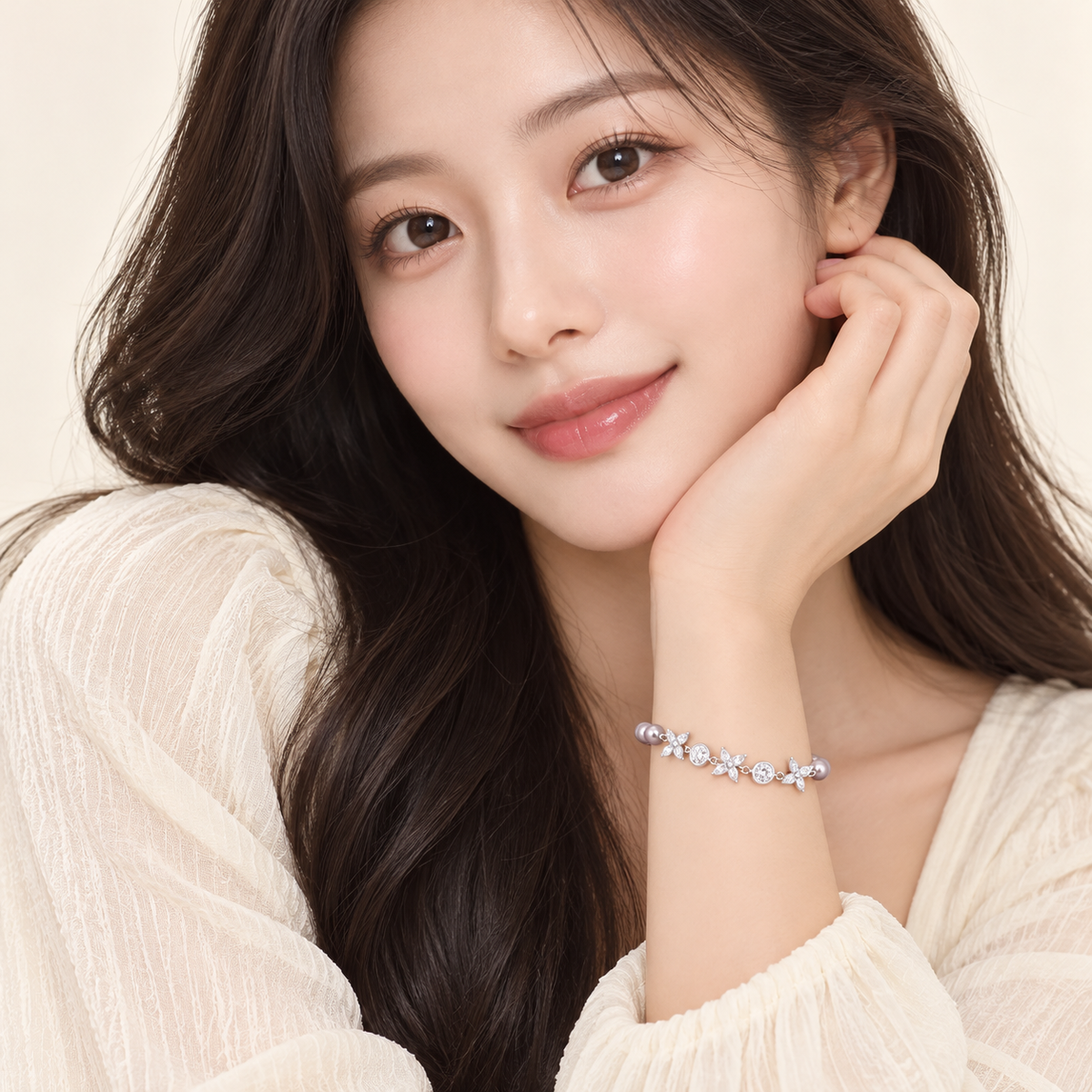 진주 클로버 팔찌｜은은한 그레이 진주와 반짝이는 네잎클로버 포인트