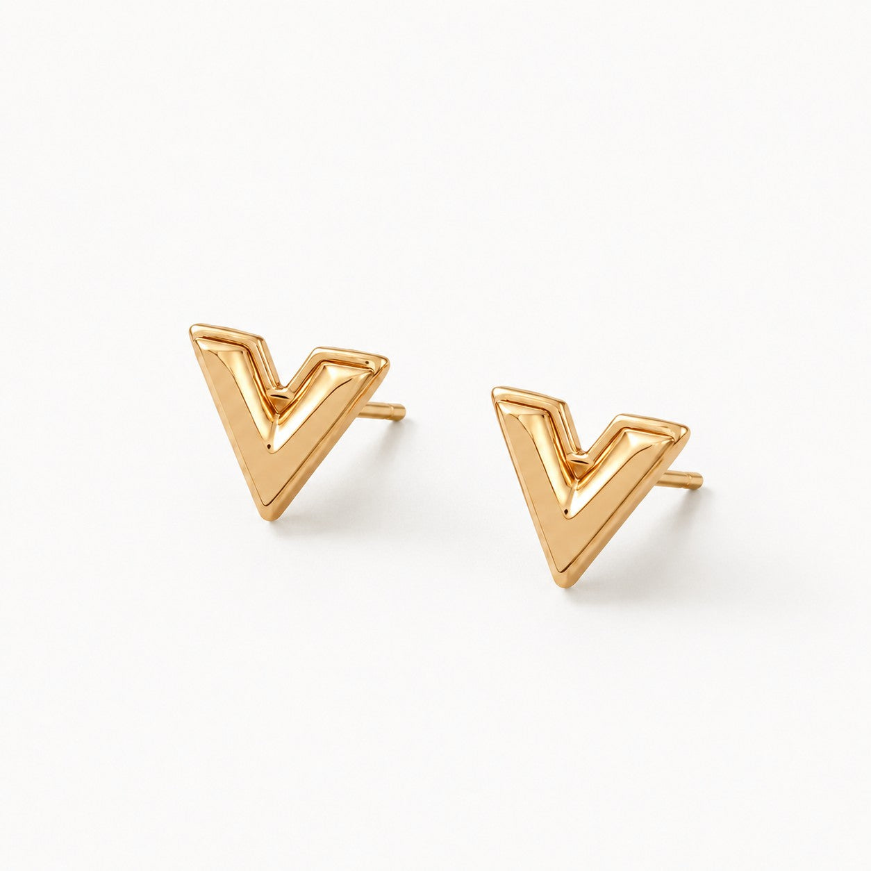 Vスタッドピアス